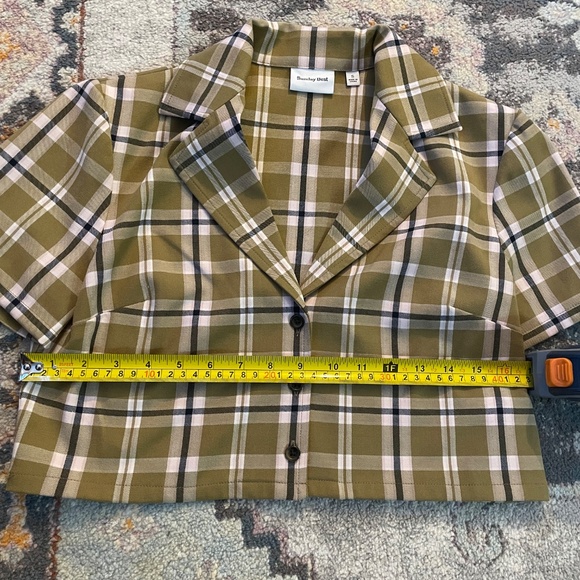 Aritzia Bundle (shirts, shorts, sweater) - Picture 11 of 16